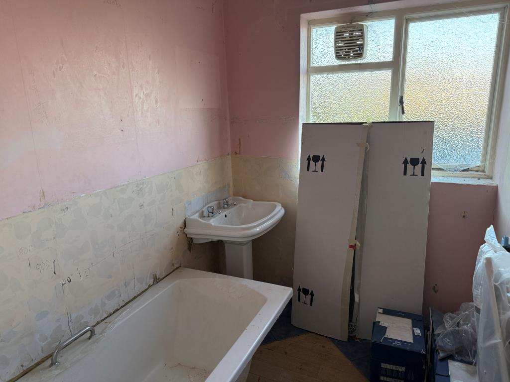 Lot: 87 - TWO-BEDROOM FLAT WITH GARAGE IN NEED OF UPDATING - Bathroom with new white suite